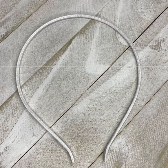 White fascinator for high tea or wedding - Picture 5 of 6